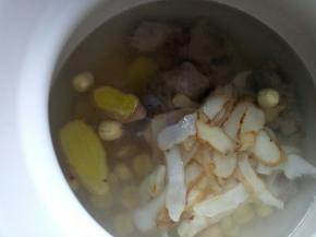 放入泡发好的莲子，百合，玉竹。大火烧开后转小火煲至一个小时，加适量盐调味。