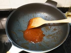 番茄酱、醋、糖炒均匀