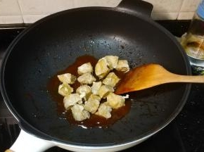 倒入炸好的面筋