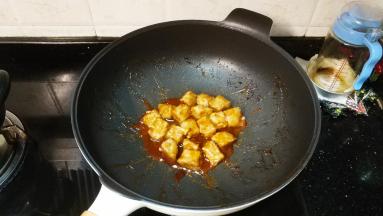 翻炒均匀，让面筋均匀裹上酸甜汁