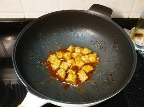 翻炒均匀，让面筋均匀裹上酸甜汁