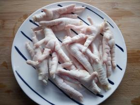 把鸡爪洗干净。