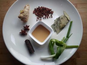 准备好煮鸡爪的材料，中间的是料酒。