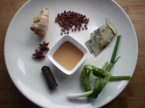 准备好煮鸡爪的材料，中间的是料酒。