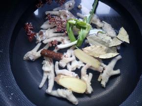 换一锅干净的水，放入上图的食材。