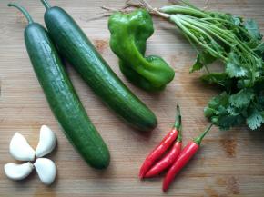 煮鸡脚的时间可以来切配料。