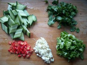 黄瓜切菱形，蒜切末，小米椒切小段，青椒切小丁，香菜切碎。