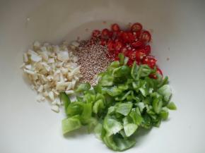 将青椒，蒜末，小米椒和白芝麻放在一个大碗中。