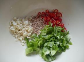 将青椒，蒜末，小米椒和白芝麻放在一个大碗中。