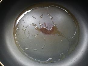 锅烧热后，下入20克食用油。