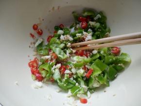 将热油浇在辣椒和芝麻的碗中。