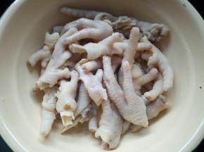 鸡脚煮好后捞出，放入凉开水中。