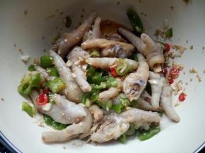 放入李锦记天成一味特级鲜酱油，芝麻油和香醋，腌制十分钟。