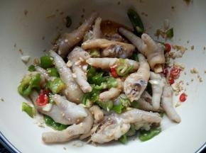放入李锦记天成一味特级鲜酱油，芝麻油和香醋，腌制十分钟。
