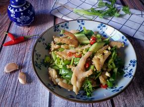 装盘，一道美味的凉拌鸡爪制作完成。