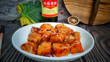 上碟洒上白芝麻装饰