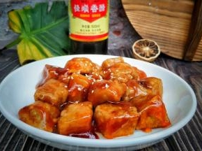 上碟洒上白芝麻装饰