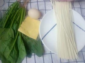 准备食材：菠菜 面条 芝士 鸡蛋 盐
