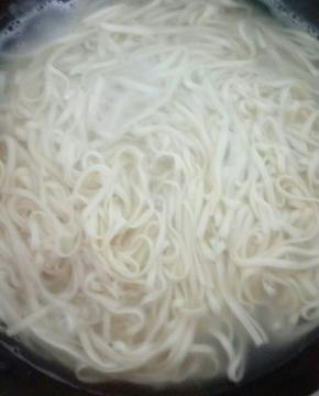 锅里烧水 放面条煮