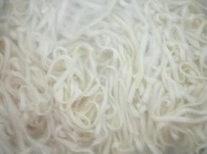 锅里烧水 放面条煮