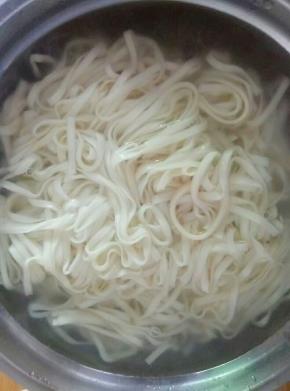 煮好的面条放入冷水中