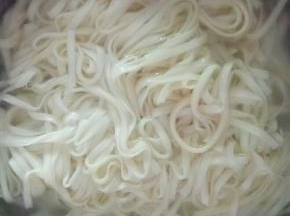 煮好的面条放入冷水中