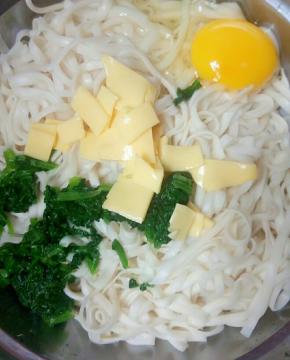 面条加入菠菜碎 芝士片 加少许盐