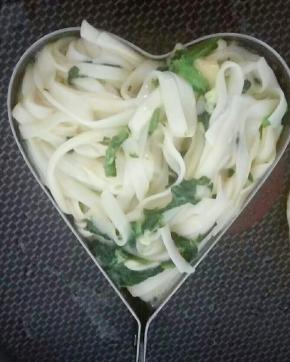 锅里热油 用容器 把面条舀进去 小火慢煎
翻面煎至两面金黄即可