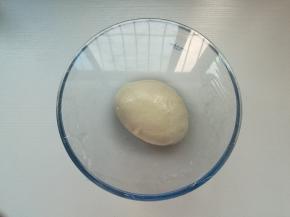 烧饼快出炉的时候，一股股的芝麻香就从缸里飘了出来，整个一条街都是烧饼的香味，让人忍不住停下脚步，不由自主地循着香味走到烧饼摊前。
刚出炉的烧饼，金黄的芝麻泛着焦香，那香味直往鼻孔里钻，恨不得立刻拿来塞进嘴里。
咬一口又香又酥，一层一层的内芯，软而韧，要小心的用双手捧着吃，吃到最后，剩到手心里渣渣也要填进嘴里，一点点也舍不得扔掉。