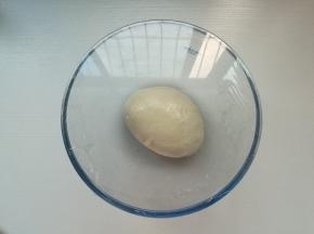 烧饼快出炉的时候，一股股的芝麻香就从缸里飘了出来，整个一条街都是烧饼的香味，让人忍不住停下脚步，不由自主地循着香味走到烧饼摊前。
刚出炉的烧饼，金黄的芝麻泛着焦香，那香味直往鼻孔里钻，恨不得立刻拿来塞进嘴里。
咬一口又香又酥，一层一层的内芯，软而韧，要小心的用双手捧着吃，吃到最后，剩到手心里渣渣也要填进嘴里，一点点也舍不得扔掉。