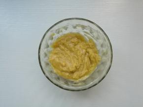 2、	油酥材料放在碗里，用筷子搅拌成团就可以了，同样盖上保鲜膜，静置30分钟。