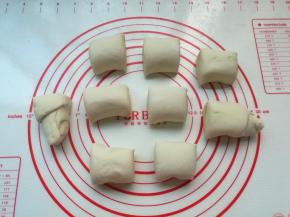 4、	整理好后，从一边卷起来，做成均匀地小剂子，我是做了9个，不是太大的。