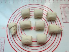4、	整理好后，从一边卷起来，做成均匀地小剂子，我是做了9个，不是太大的。