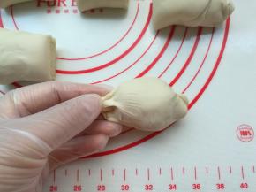 5、	把剂子两边捏紧封住口，避免油酥漏出来，影响后面的制作。