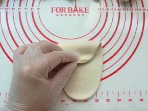 6、	取一个剂子，先擀成长椭圆形，上下两边向中间折叠一次。