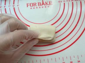 7、	再次擀长，再折叠一次，共折叠2次就好了。折叠太多容易混酥，层次不明显。