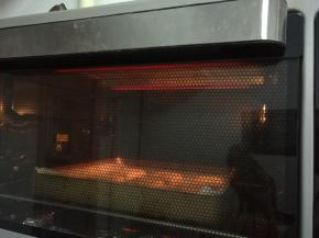 9、	送入预热好的烤箱中，上下火200度烘烤20分钟就好了。