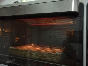 9、	送入预热好的烤箱中，上下火200度烘烤20分钟就好了。