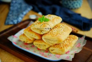 10、	表面酥脆，内芯喧软层层叠叠的缸炉烧饼就做好了。