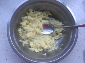 2、土豆洗净上锅蒸熟，去皮压成泥。