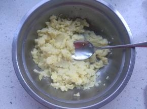 2、土豆洗净上锅蒸熟，去皮压成泥。