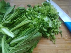 3、小白菜洗净，切碎一些。