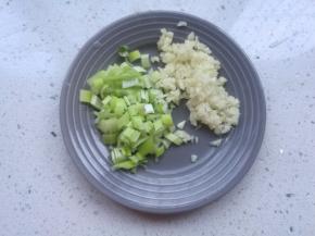 4、准备葱蒜，葱切葱花、大蒜切末。