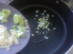 5、锅烧热倒油，放入葱蒜煸炒出香味。