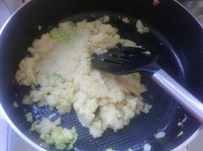 6、下入土豆泥煸炒均匀，不用炒太久。因为土豆泥本身就是熟的。