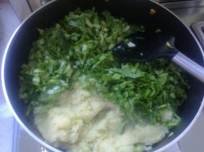 7、加入小白菜。和土豆泥煸炒融合在一起，边炒边压拌。