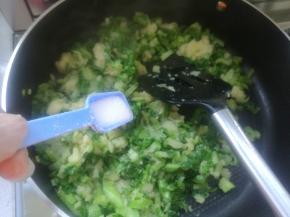 8、加入盐调味，出锅前加入鸡粉，煸炒均匀就可以出锅了。