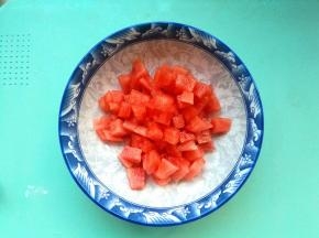 3、	西瓜切成粒，最好切小一点儿。