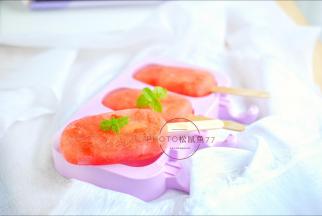 8、拿出冰糕，硅胶模具很好脱模的，揭开四周，用手轻轻一顶就出来了。