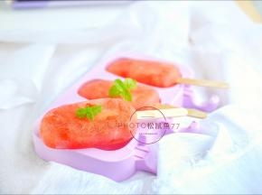 8、拿出冰糕，硅胶模具很好脱模的，揭开四周，用手轻轻一顶就出来了。